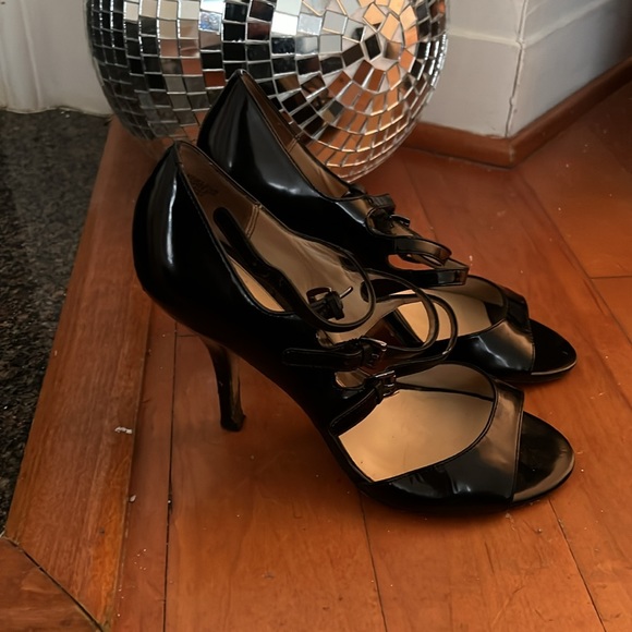 Leather sole Butique patent leather heels with buckles - Picture 4 of 4